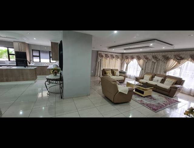 5 BEDROOM HOUSE FOR SALE IN THE ORCHARDS